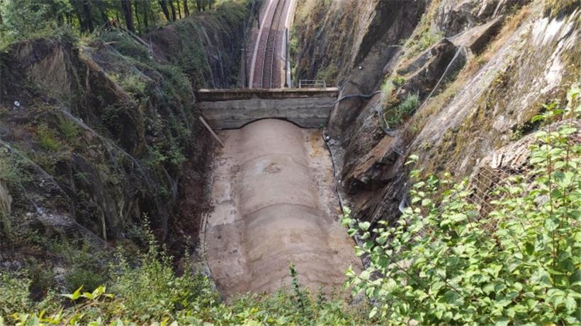 Geröllschutzkammern (Sicht von oben), wie diese bei Bürden, sollen Gleise und Zü...