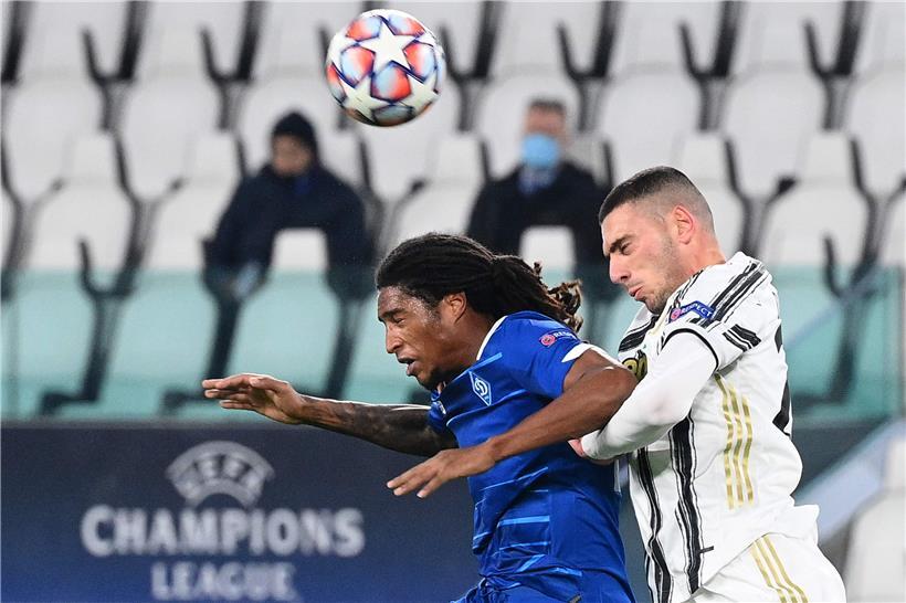 Gerson Rodrigues im Kopfballduell mit Juve-Verteidiger Merih Demirel (r.)
