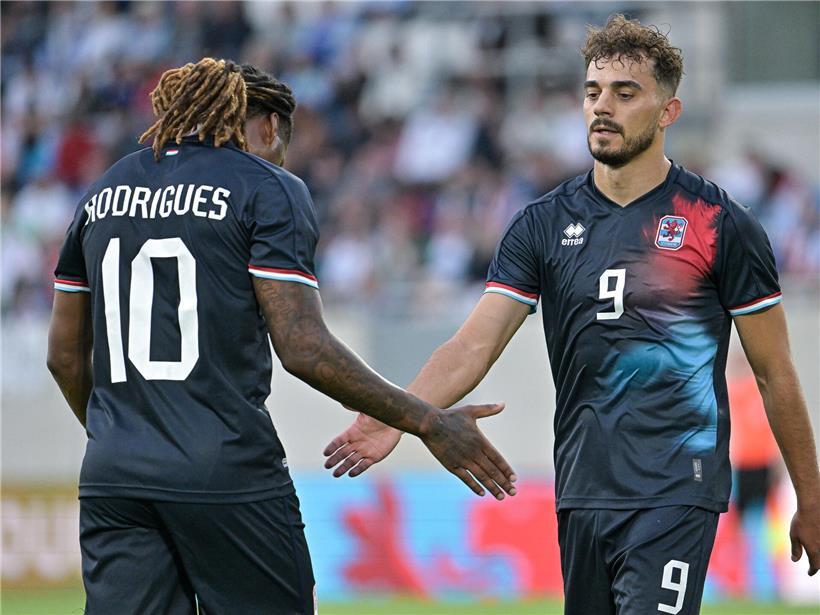 Gersones Rodrigues klatscht sich bei einem Freundschaftsspiel mit Danel Sinani ab