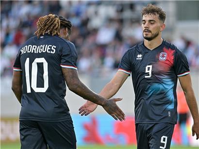 Gersones Rodrigues klatscht sich bei einem Freundschaftsspiel mit Danel Sinani ab