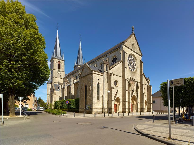 Gesamtansicht der Pfarrkirche Sankt Joseph
