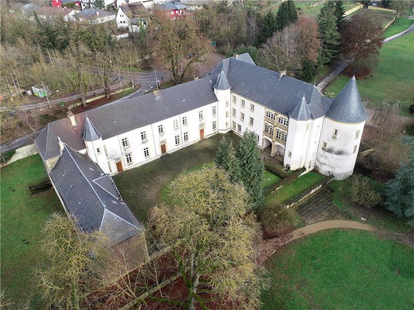 Gesamtansicht von Schloss Sanem mit möglichem Neubau für Küche links unterhalb des historischen Gebäudes