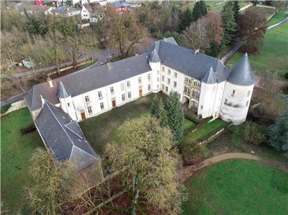 Gesamtansicht von Schloss Sanem mit möglichem Neubau für Küche links unterhalb des historischen Gebäudes