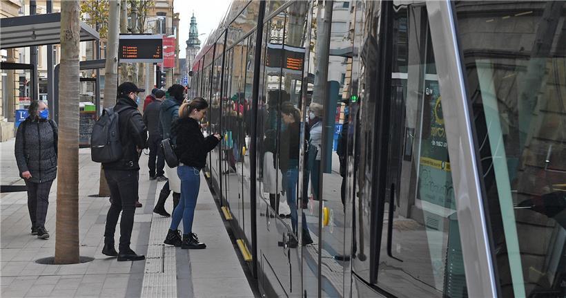 Geschäftiges Treiben: Am Tag nach der Jungfernfahrt greifen schon viele Passagiere auf die Tram zurück. Für die meisten von ihnen ist es die erste Fahrt auf der neuen Strecke. 
