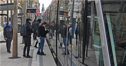 Geschäftiges Treiben: Am Tag nach der Jungfernfahrt greifen schon viele Passagiere auf die Tram zurück. Für die meisten von ihnen ist es die erste Fahrt auf der neuen Strecke. 
