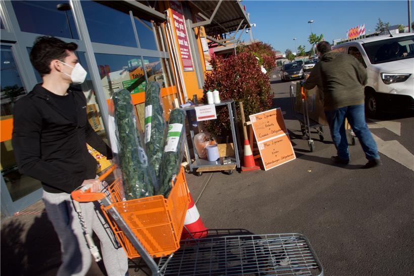 Geschäftiges Treiben vor der Filiale einer deutschen Baumarktkette in Bartringen. Wenn die Schutzmasken nicht wären, käme es einem vor, als wäre der gewöhnliche Alltag wieder eingekehrt. 
