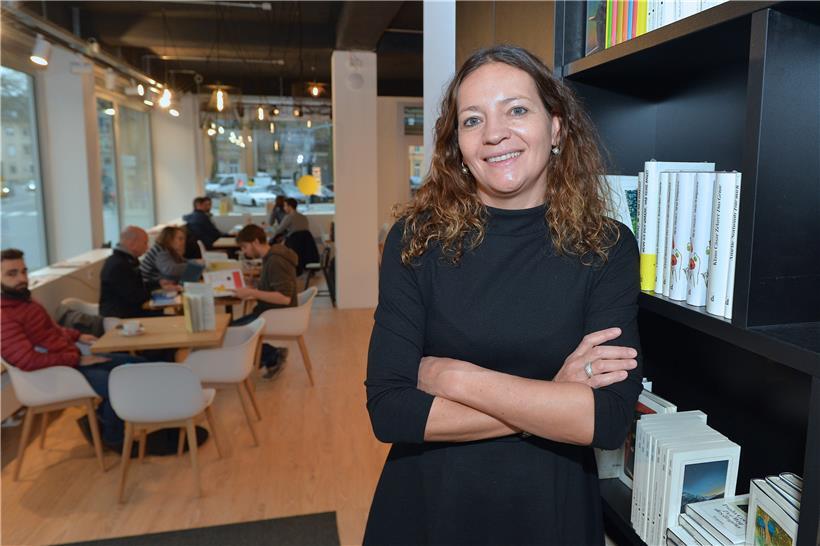 Geschäftsführerin Anne Diderich im Café „Um Eck“, das zur „Librairie“ gehört und wohl noch länger als der Buchladen geschlossen bleiben muss
