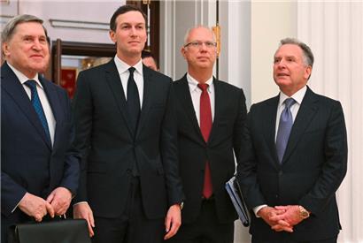 Geschäftsmänner inszenieren die sogenannten Friedensgespräche: (v.l.) Juri Uschakow, Jared Kushner, Kirill Dmitriew und Steve Witkoff am Dinstag im Kreml
