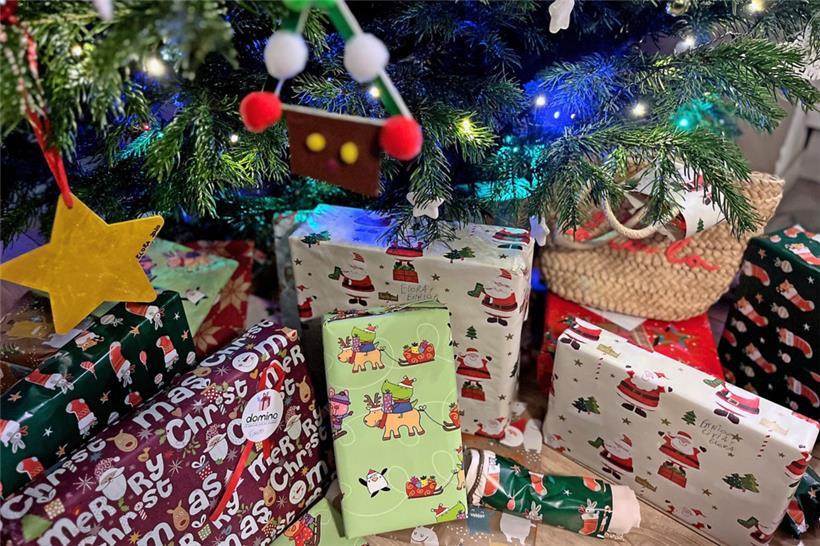 Geschenke unter dem Weihnachtsbaum sind vor allem für Kinder ein schöner Anblick