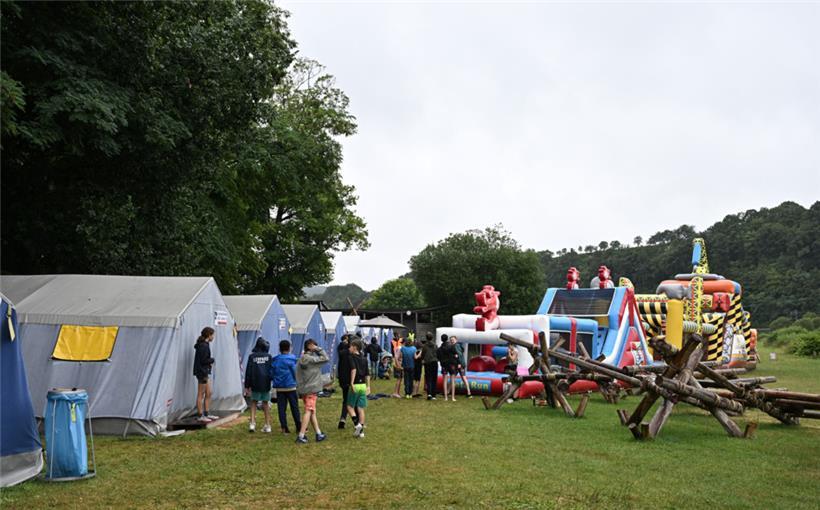 Geschlafen wird während der zehn Nächte in großen Zelten