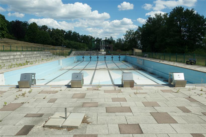 Geschlossen: So sieht es zurzeit im Freibad Vianden aus. Das Foto zeigt das große Schwimmbecken mit einer Länge von 50 Metern – eine ideale Trainingsmöglichkeit für Sportvereine mit Bezug zum Wassersport. Sie sind in das neue Konzept für die Freizeiteinrichtung eingebunden. 
