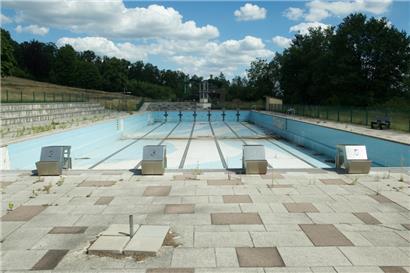 Geschlossen: So sieht es zurzeit im Freibad Vianden aus. Das Foto zeigt das große Schwimmbecken mit einer Länge von 50 Metern – eine ideale Trainingsmöglichkeit für Sportvereine mit Bezug zum Wassersport. Sie sind in das neue Konzept für die Freizeiteinrichtung eingebunden. 
