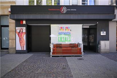 Geschlossene Rollläden und zugeklebte Schaufenster sind bei Geschäftslokalen in der Hauptstadt, wie hier im Bahnhofsviertel, keine Seltenheit
