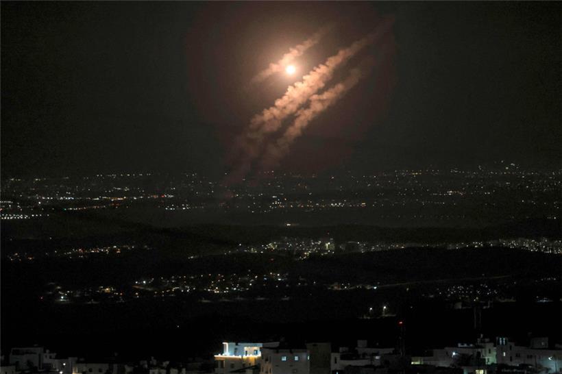 Geschosse über der israelischen Stadt Ashdod am 1. Oktober 2024. Die iranischen Revolutionsgarden erklärten, ein Raketenangriff auf Israel am 1. Oktober sei eine Reaktion auf die Ermordung des Hisbollah-Chefs Hassan Nasrallah in der vergangenen Woche sowie auf die Ermordung des Hamas-Führers.
