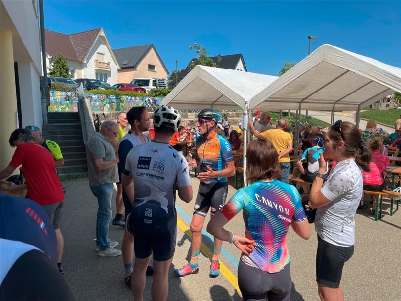Geselliger Austausch unter Hobbysportlern nach der Tour

