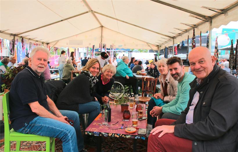 Geselliges Beisammensein an der frischen Luft – mit Dach über dem Kopf, falls es nass wurde
