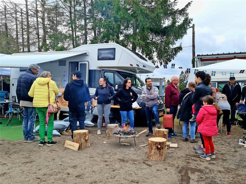 Gesellschaft und Grillen sind die besten Zutaten fürs Campen
