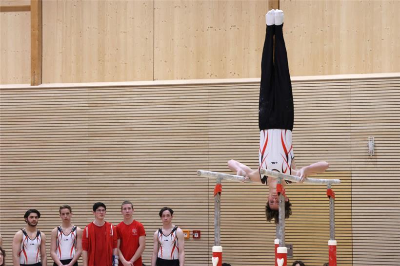 Gespannte Blicke auf die Übung des Teamkollegen