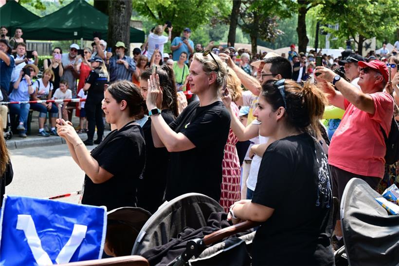 Gespanntes Warten am Straßenrand