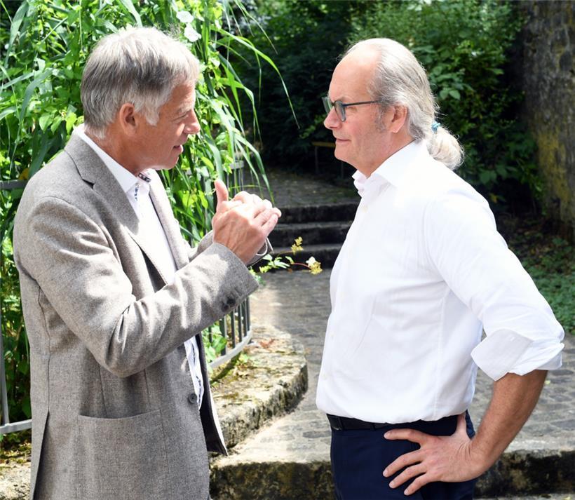 Gespräch unter grünen Granden. Worum ging es wohl: um Tanktourismus, Polizei ode...