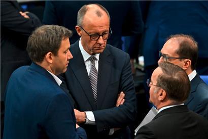 Gespräch zwischen den künftigen Koalitionären im Bundestag: (v.l.) SPD-Chef Lars Klingbeil, CDU-Chef Friedrich Merz, Verteidigungsminister Boris Pistorius und der bayerische CSU-Politiker Alexander Dobrindt
