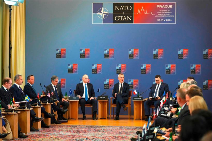 Gesprächsrunde mit NATO-Generalsekretär Jens Stoltenberg (M.) und den Außenministern der Allianz in Prag
