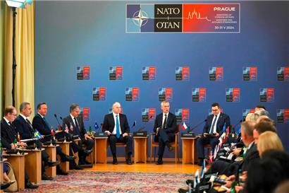 Gesprächsrunde mit NATO-Generalsekretär Jens Stoltenberg (M.) und den Außenministern der Allianz in Prag
