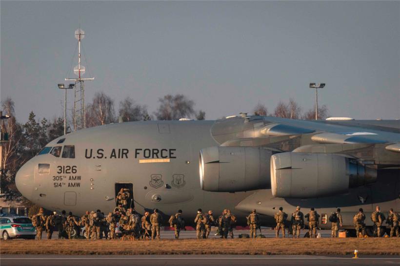Gestern kamen weitere US-Fallschirmjäger auf dem polnischen Flughafen Rzeszow-Jasionka unweit von der ukrainischen Grenze an
