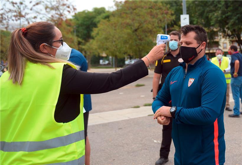 Gestern wurden die 500 Anhänger des FC Sevilla, die mit nach Budapest fliegen, auf das Coronavirus getestet. Vor dem Test wurde noch ihre Körpertemperatur gemessen.
