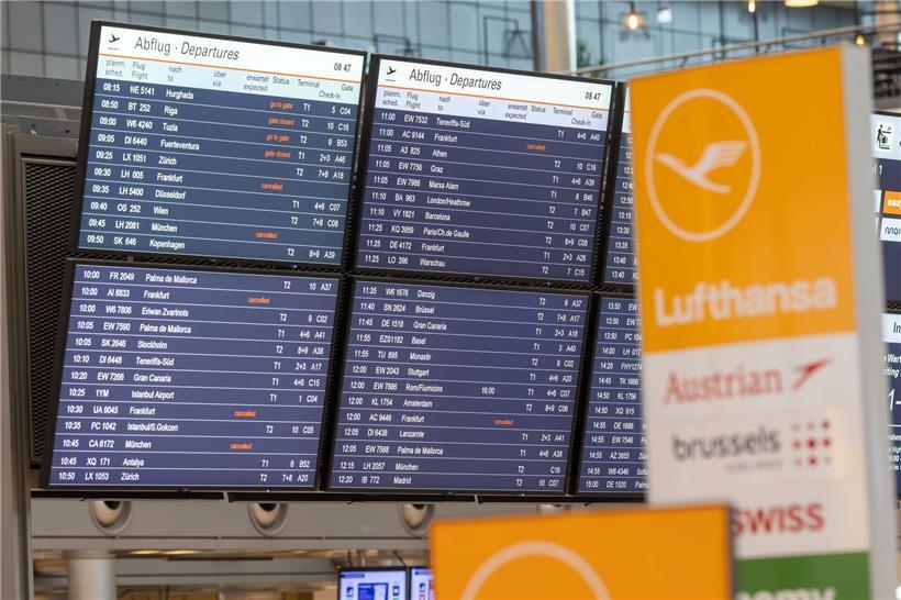 Anzeigetafel am Flughafen mit vielen gestrichenen Flügen und Flugstornierungen angezeigt