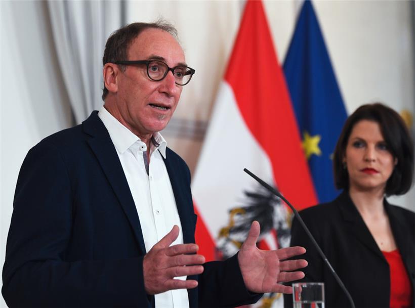 Gesundheitsminister Johannes Rauch (l.) und Verfassungsministerin Karoline Edtstadler erklärten gestern vor der Presse, die Impfpflicht werde innerhalb von drei Monaten überprüft
