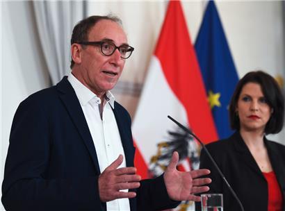 Gesundheitsminister Johannes Rauch (l.) und Verfassungsministerin Karoline Edtstadler erklärten gestern vor der Presse, die Impfpflicht werde innerhalb von drei Monaten überprüft
