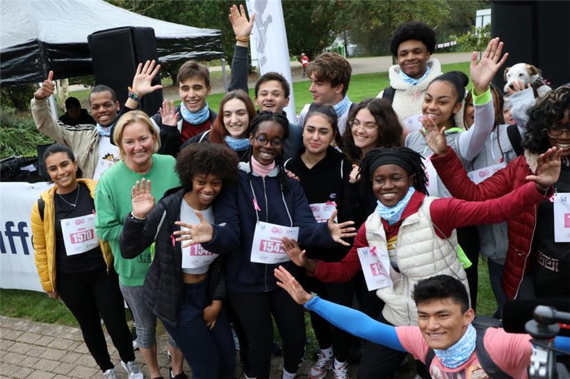 Gesundheitsministerin Lenert posiert mit einer Gruppe Jugendlicher