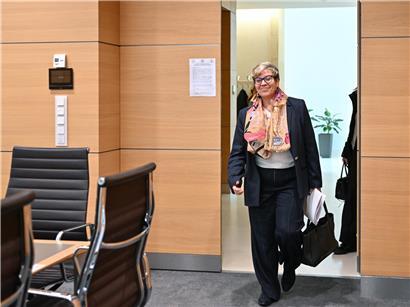 Gesundheitsministerin Martine Deprez beantwortet Fragen der Chamberkommission zur Affäre Wilmes im Parlament.