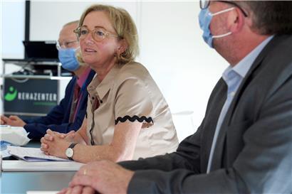 Gesundheitsministerin Paulette Lenert (M.), zusammen mit „Rehazenter“-Direktor Gaston Schütz und „Domaine thermal Mondorf“-Direktor Pierre Plumer 

