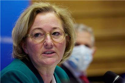 Gesundheitsministerin Paulette Lenert hat am Donnerstag angekündigt, dass der Umgang mit der AstraZeneca-Impfung in Luxemburg angepasst wird
