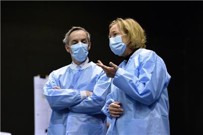 Gesundheitsministerin Paulette Lenert und CHEM-Präsident Georges Mischo vor vier Wochen bei einer Visite des „Centre de soins avancés“ in der Escher Rockhal
