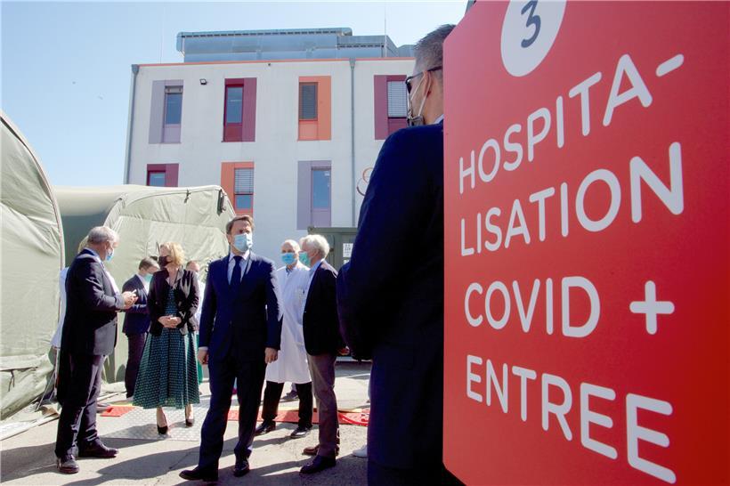 Gesundheitsministerin Paulette Lenert und Premierminister Xavier Bettel machten sich am Montag ein Bild der provisorischen Krankenhausstruktur in der Hauptstadt
