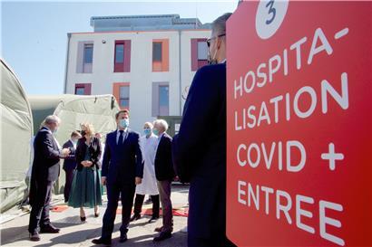 Gesundheitsministerin Paulette Lenert und Premierminister Xavier Bettel machten sich am Montag ein Bild der provisorischen Krankenhausstruktur in der Hauptstadt
