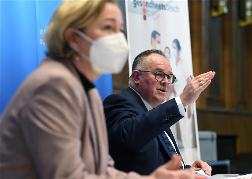 Gesundheitsministerin Paulette Lenert und Sozialminister Romain Schneider legten eine Zwischenbilanz der Arbeiten vom „Gesondheetsdësch“ vor
