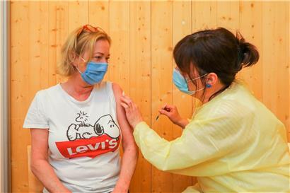 Gesundheitsministerin Paulette Lenert wird im Impfzentrum in Mondorf von einer Mitarbeiterin geimpft
