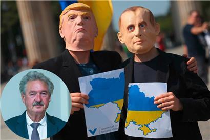 Geteiltes Land? Zwei Aktivisten posieren als Trump und Putin mit einer zerrissenen Ukraine.
