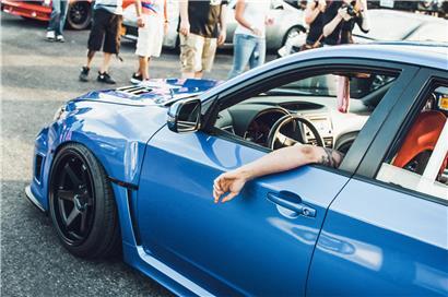 Getunte Autos bei Polizeikontrolle am Wochenende auf Parkfläche, Fokus auf Fahrzeugtuning und Verkehrssicherheit