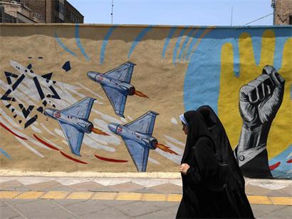 Antiamerikanisches und antiisraelisches Wandgemälde in Teheran symbolisiert Gewalt und politische Spannungen in Iran.