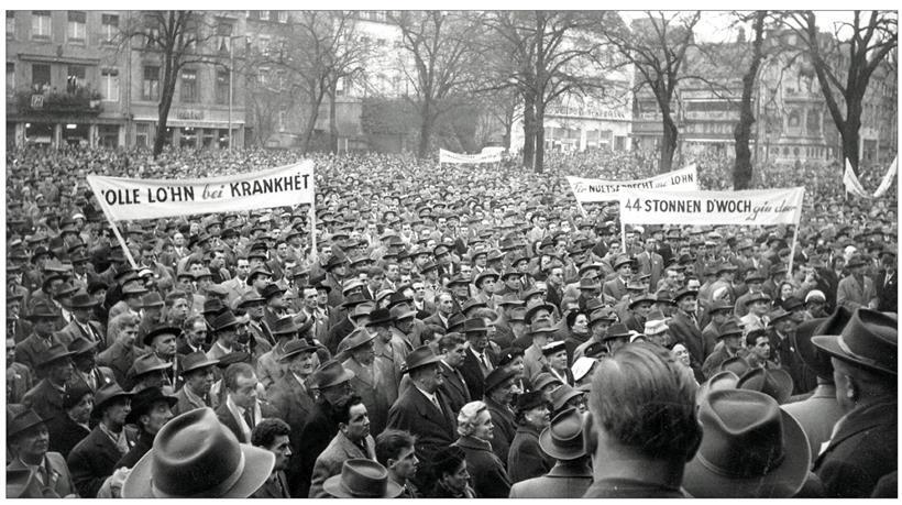 Die luxemburgische Krankenversicherung: Gunst, Geschenk oder Recht? Gewerkschaftliche Massendemonstration auf dem Knuedler in Luxemburg am 21. Dezember 1958