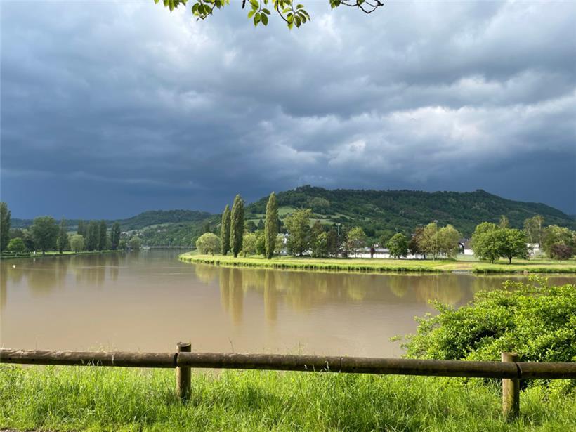 Gewitterwolken am realen Himmel – und in den Social Media
