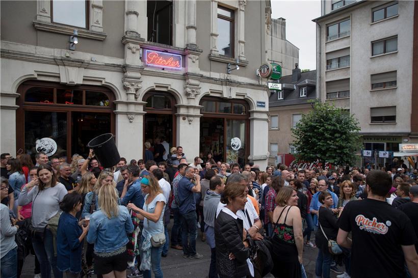 Gewohnter Anblick freitagsabends im Sommer: Bis das Café Pitcher seine Gäste wieder wie gewohnt empfangen kann, wird wohl noch einige Zeit vergehen
