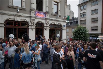Gewohnter Anblick freitagsabends im Sommer: Bis das Café Pitcher seine Gäste wieder wie gewohnt empfangen kann, wird wohl noch einige Zeit vergehen
