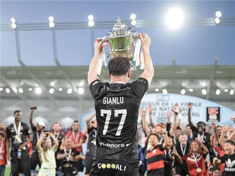 Gianluca Bei hält strahlend seine letzte Fußball-Trophäe zum Karriereende in die Höhe