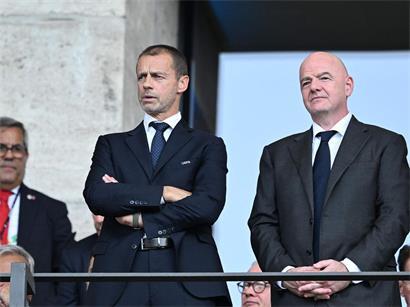 Gianni Infantino (r.) hat die Unterstützung der UEFA um Präsident Aleksander Ceferin (l.) verloren